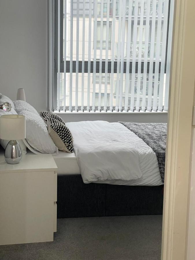 Modern City Centre 1 Bed Apartment With Free On Site Parking By Lets Relocations Birmingham Exterior photo